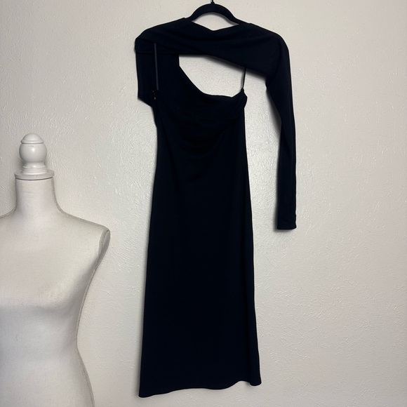 Marcella Manhattan One Shoulder Midi Dress - Picture 4 of 10